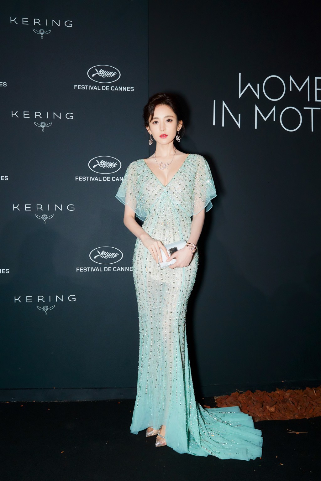 Cannes 2018: Vắng bóng Phạm Băng Băng, mỹ nhân Tân Cương được cư dân mạng khen ngợi hết lời Cannes 2018: Vắng bóng Phạm Băng Băng, mỹ nhân Tân Cương được cư dân mạng khen ngợi hết lời
